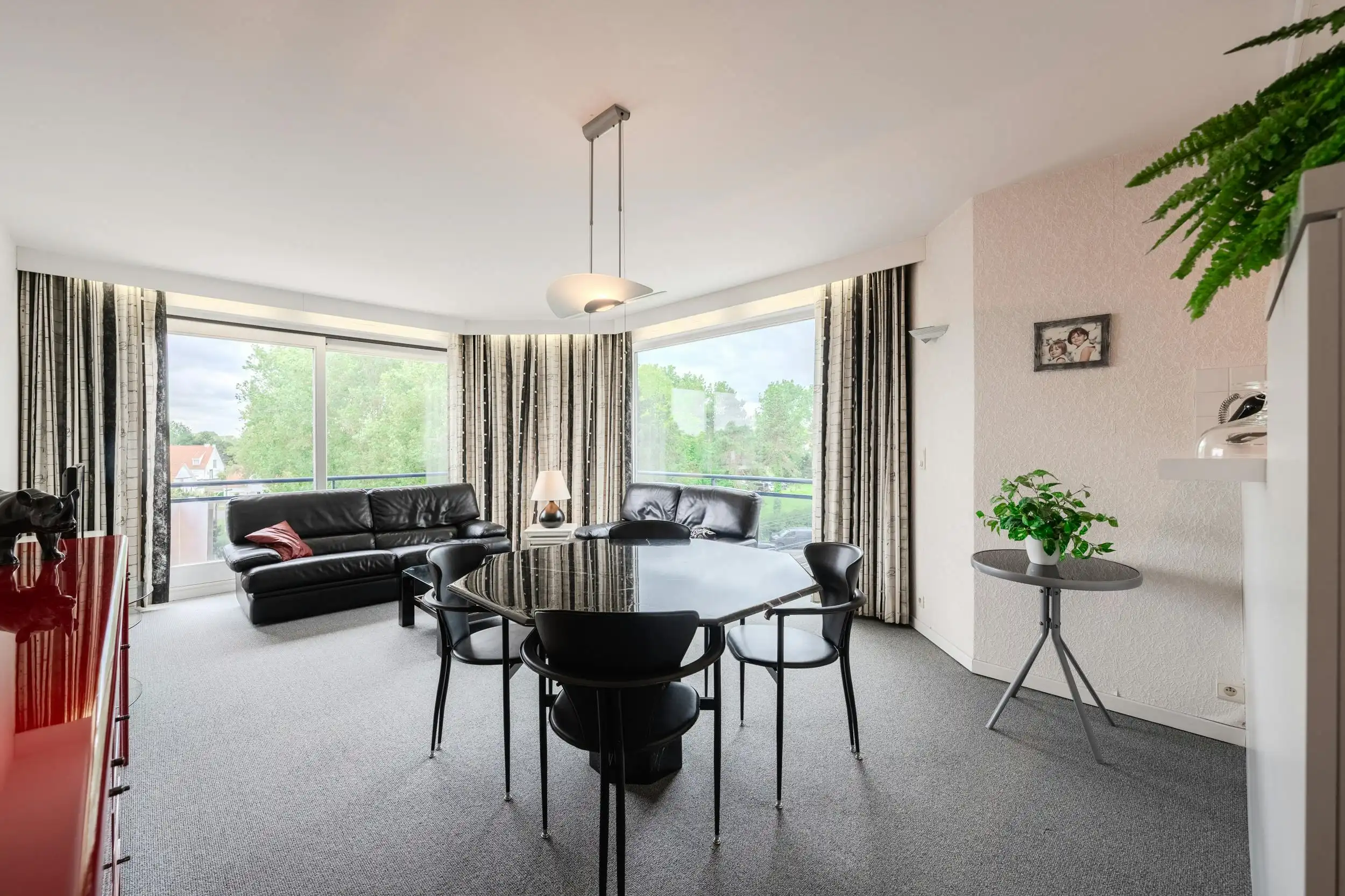 Lichtrijk hoekappartement met één slaapkamer en open zicht. foto 2