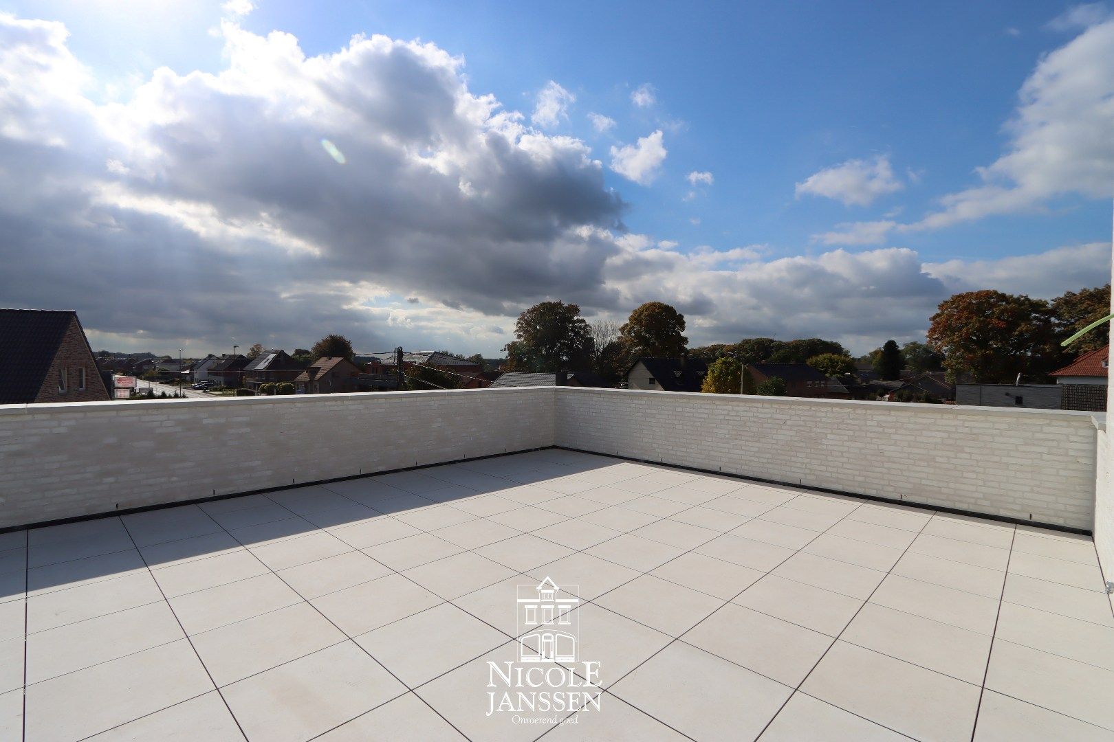 Penthouse met terras en  twee autostandplaatsen foto 8