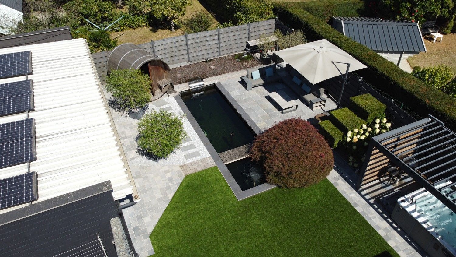 Gerenoveerde woning met bijgebouw en prachtige tuin! foto {{pictureIndex}}