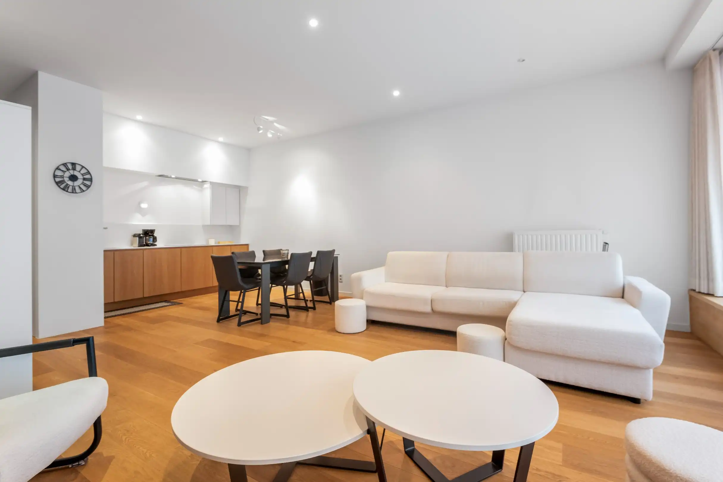 Recent appartement met hoge plafonds gelegen in het centrum van Knokke.  foto 5