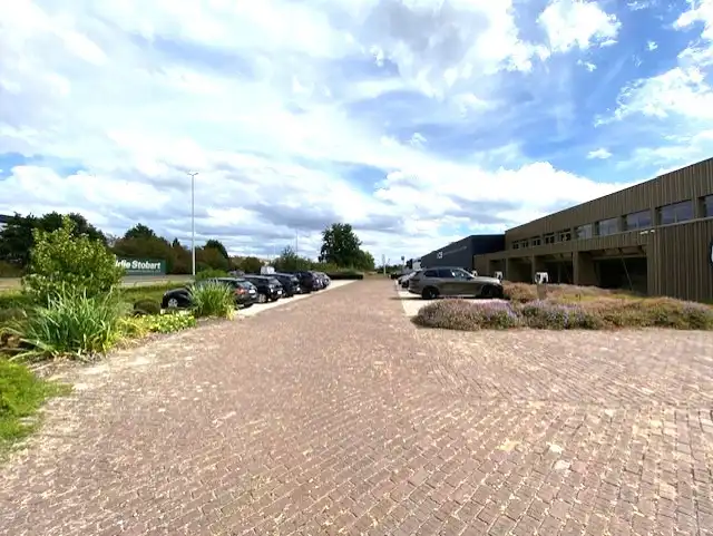 Stijlvolle kantoorruimte 300+m² met 16 autostaanplaatsen ideale ligging langs E313. foto 22