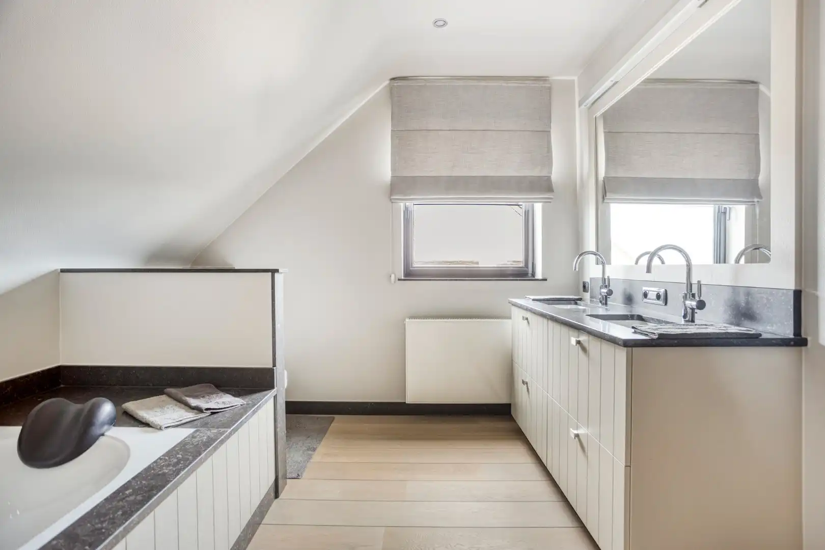 Landelijk en stijlvol wonen in alle rust – Ruime villa met fraai aangelegde tuin foto 17