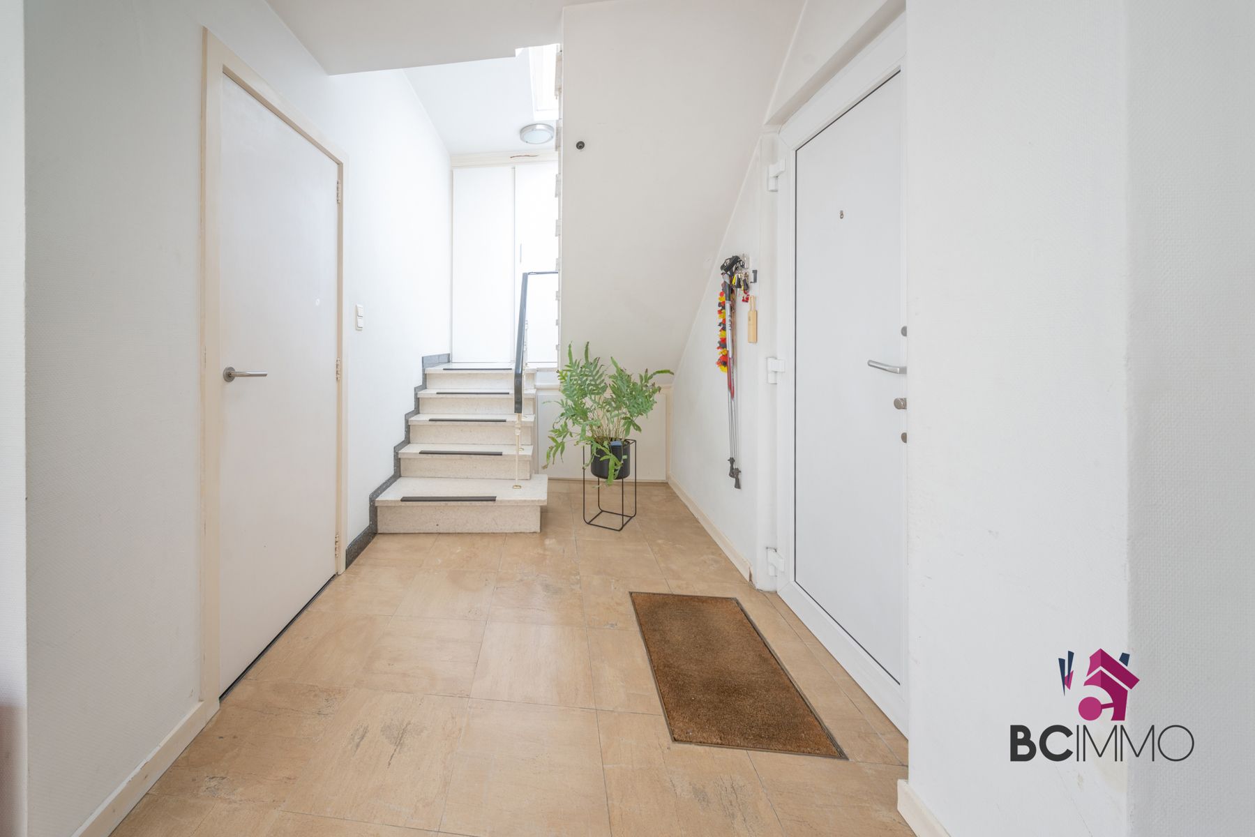 Ruime woning met praktijkruimte en 6 slaapkamers te Genk foto 3