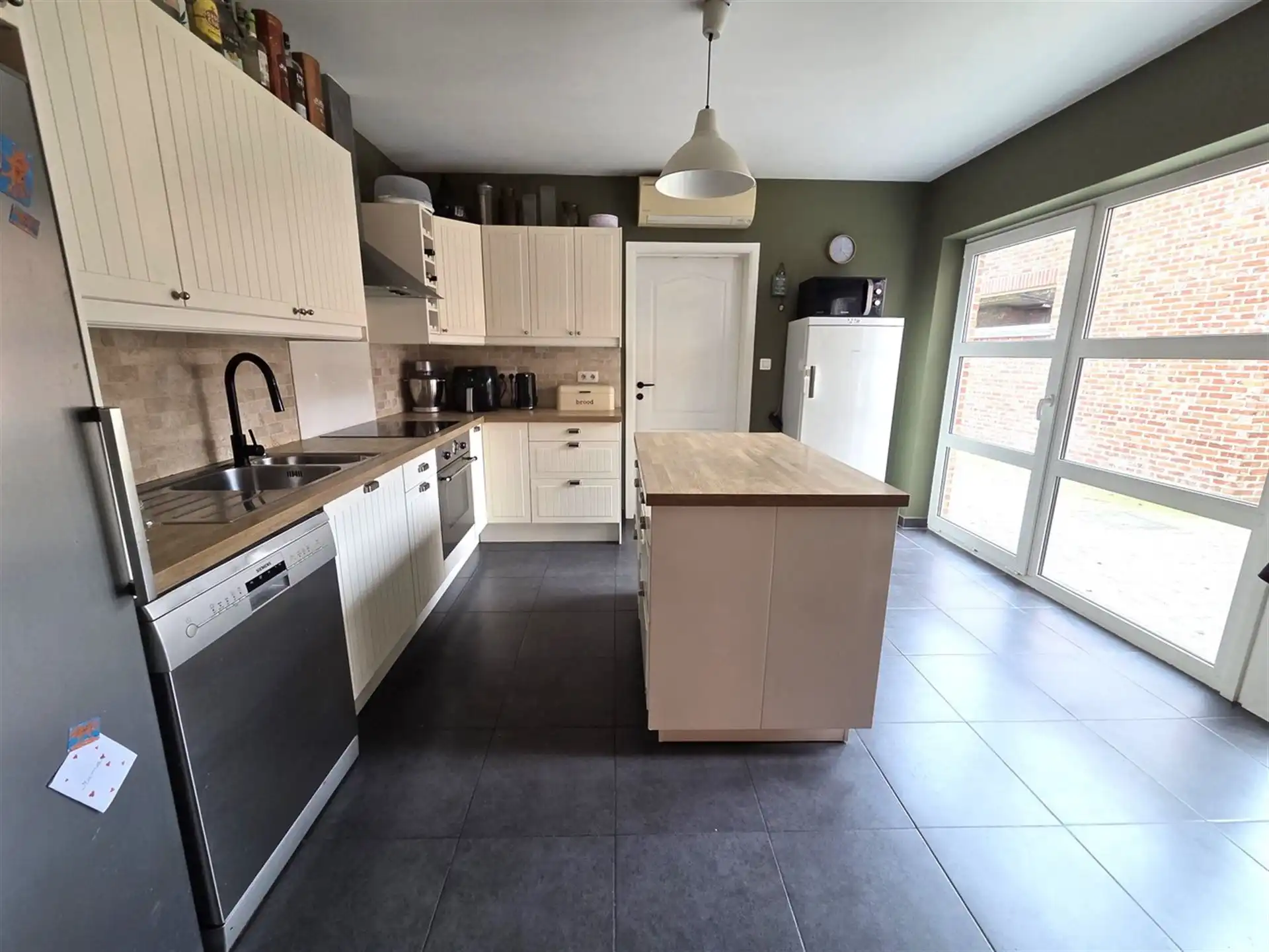 Zeer ruime woning, 3 tot 5 slaapkamers, 2 badkamers, volledig vernieuwd met ruim bijgebouw foto 5