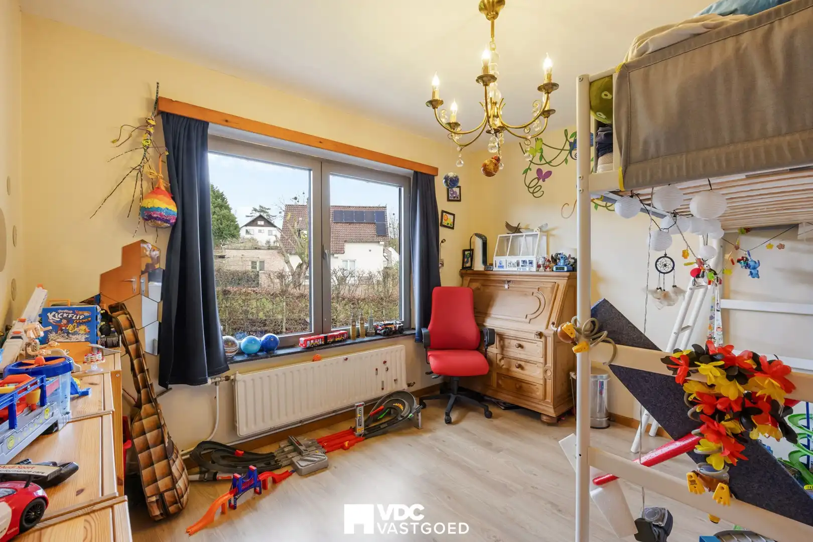 Ruime villa met praktijkruimte of extra woonruimte, zicht op bloesemweide en perceel van 1.745 m² foto 23