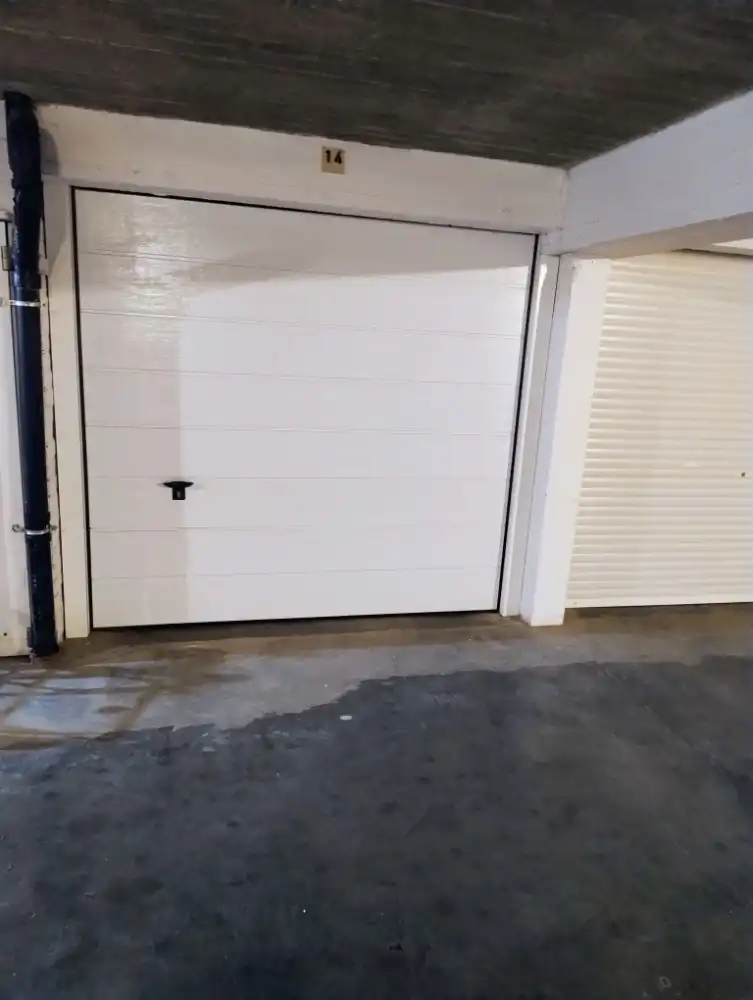 Ruime en gemakkelijk toegankelijke garagebox, gelegen in een straat direct achter de Zeedijk foto 4