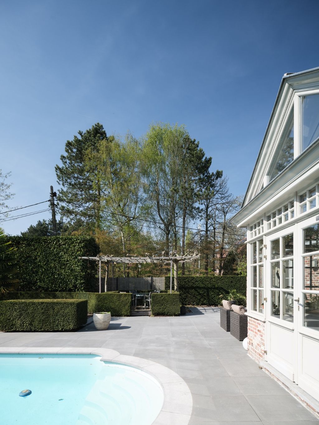 Instapklare, vrijstaande woning met zwembad op een zonnig perceel, drie slaapkamers en de mogelijkheid voor een praktijkruimte in een rustige omgeving. foto 8