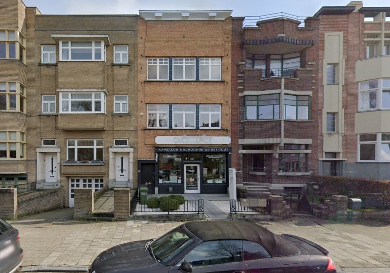 Lichtrijke handelsruimte met zicht op park – Miljoenenkwartier, Gent foto {{pictureIndex}}