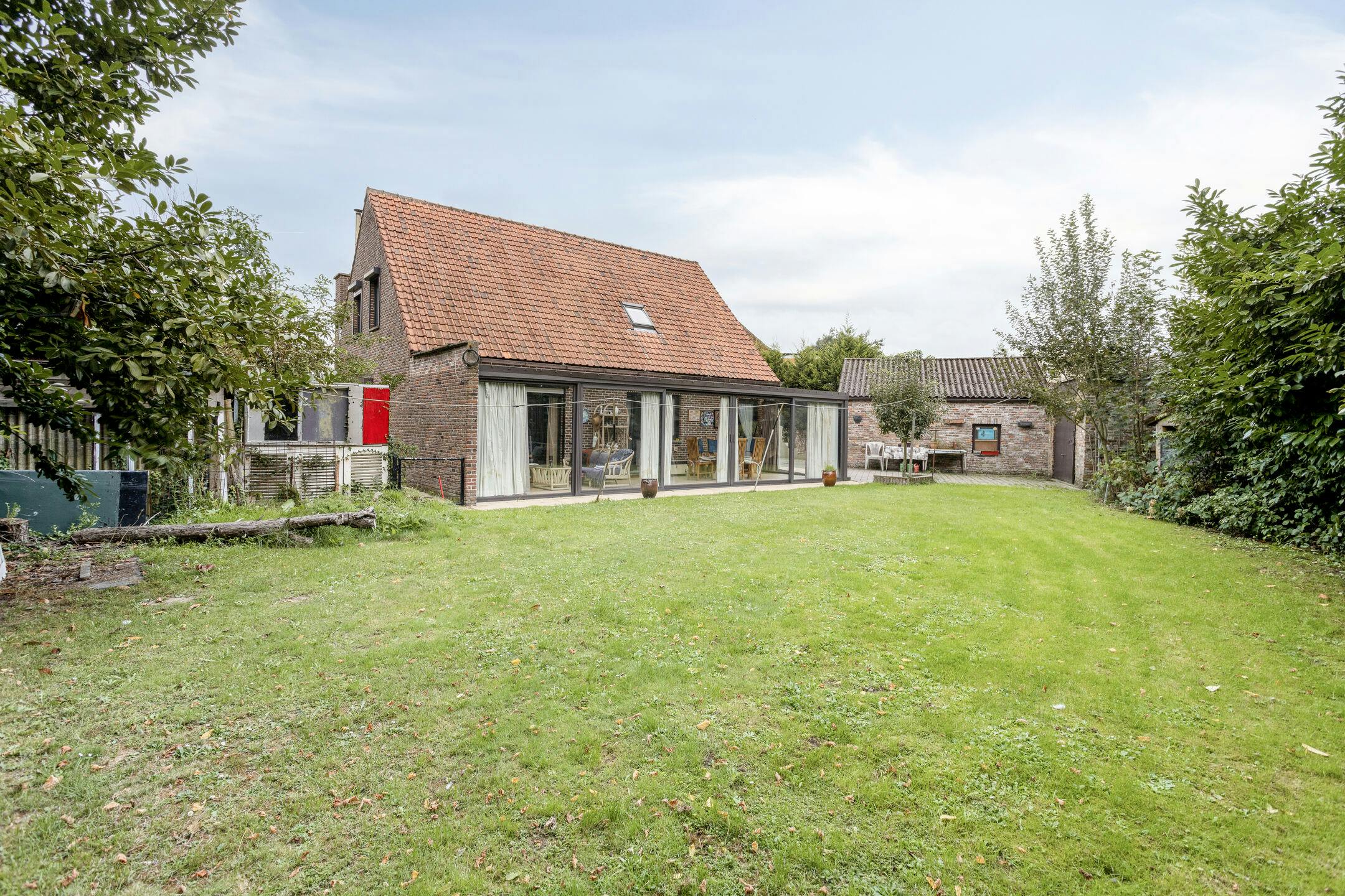 Rustig gelegen open bebouwing met grote tuin foto 3