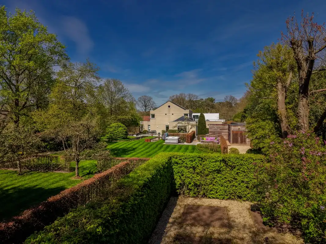 Architecturale villa op 3451 m² met 5 slaapkamers omgeven door natuur. foto 3