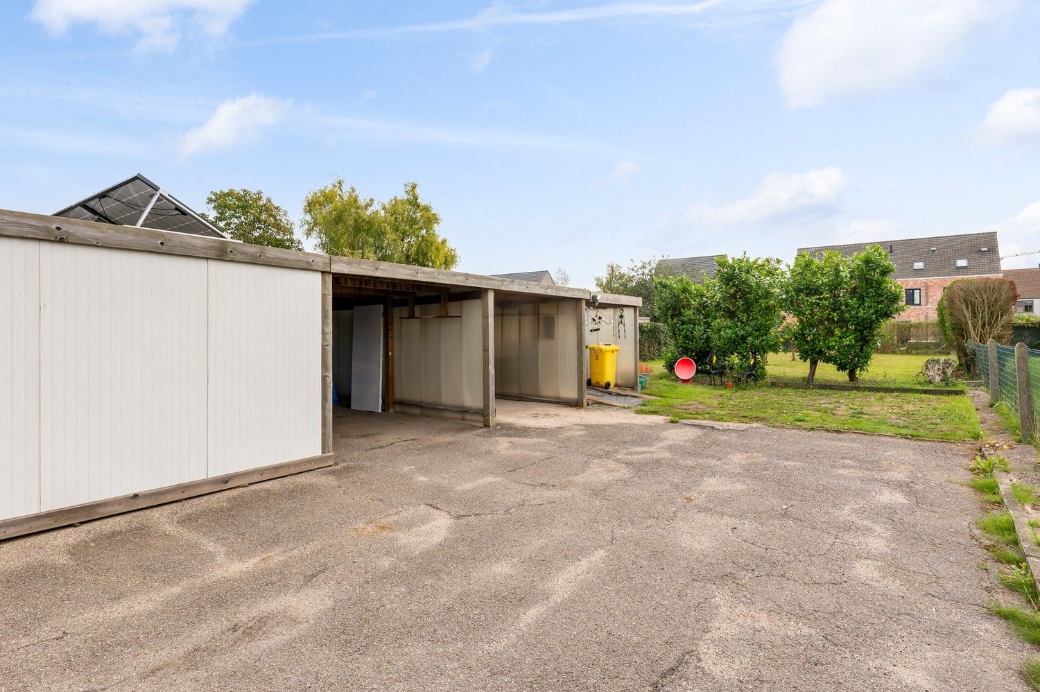 Uitzonderlijk gelijkvloers appartement met royale kelder en twee carports. foto 34
