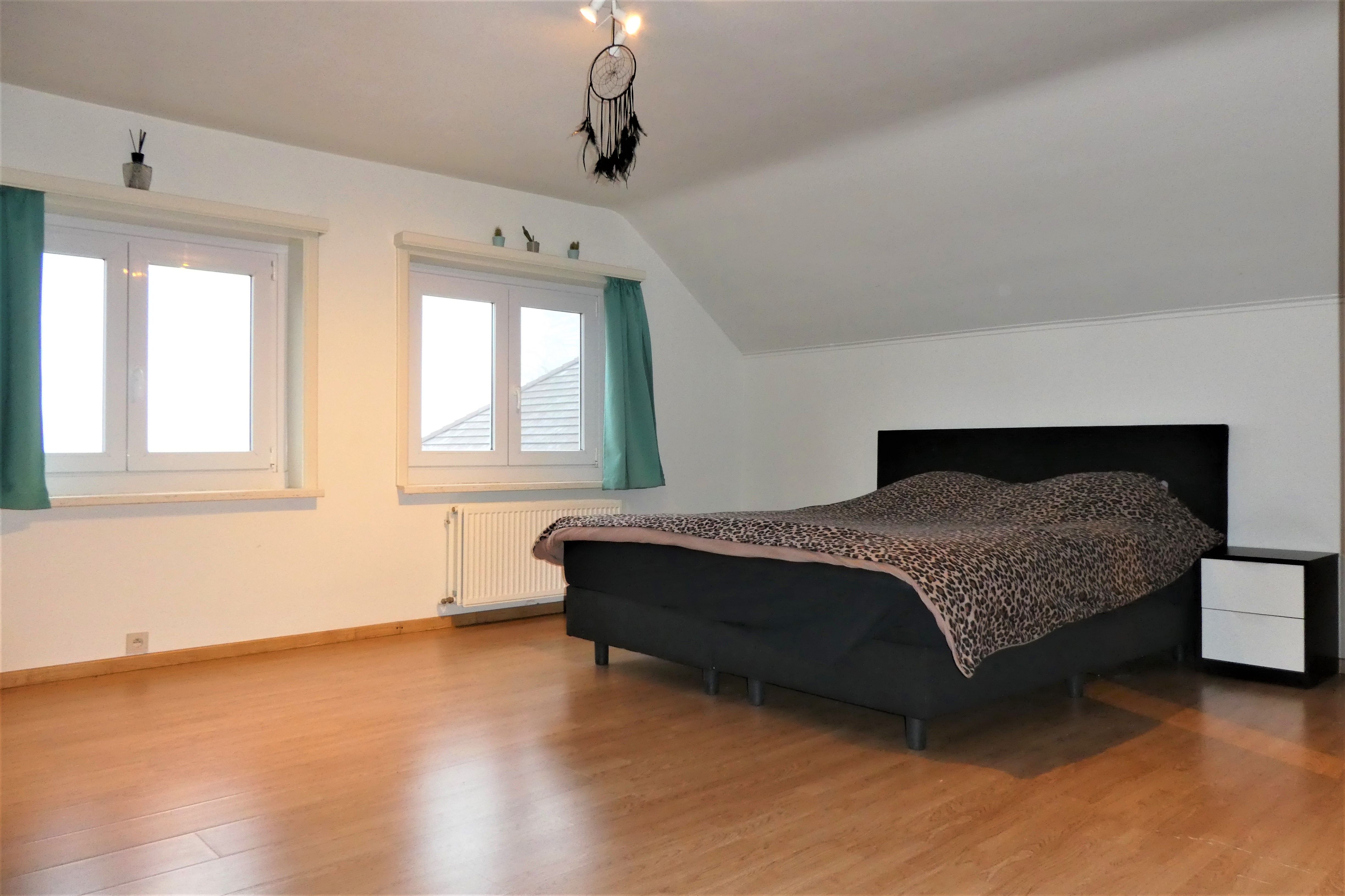 Prachtige koppelwoning met zonnig terras van 16m² en 2 autostaanplaatsen. Veel lichtinval door de grote ramen. foto 14