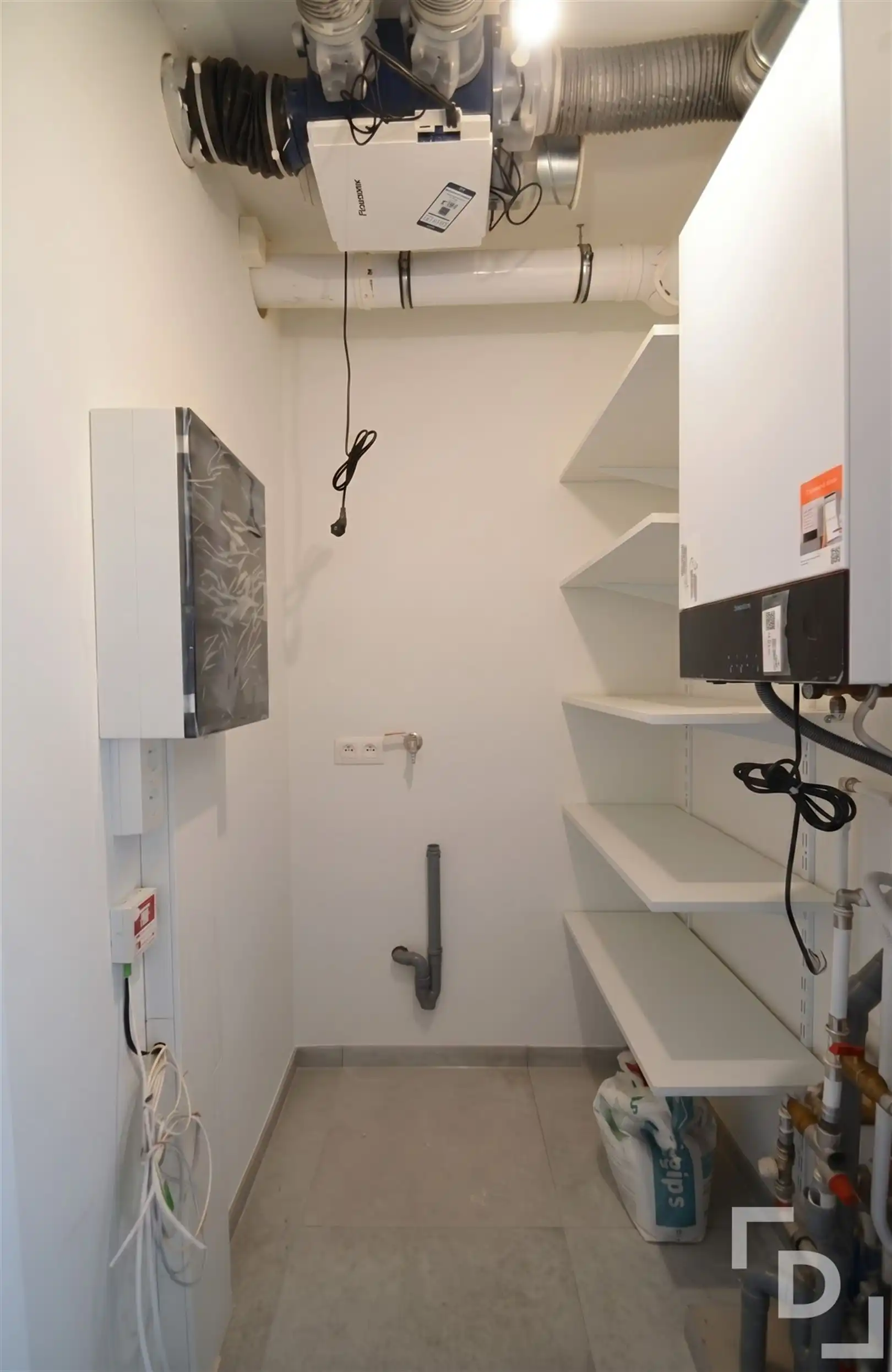 Lichtrijk appartement met carport en berging foto 10