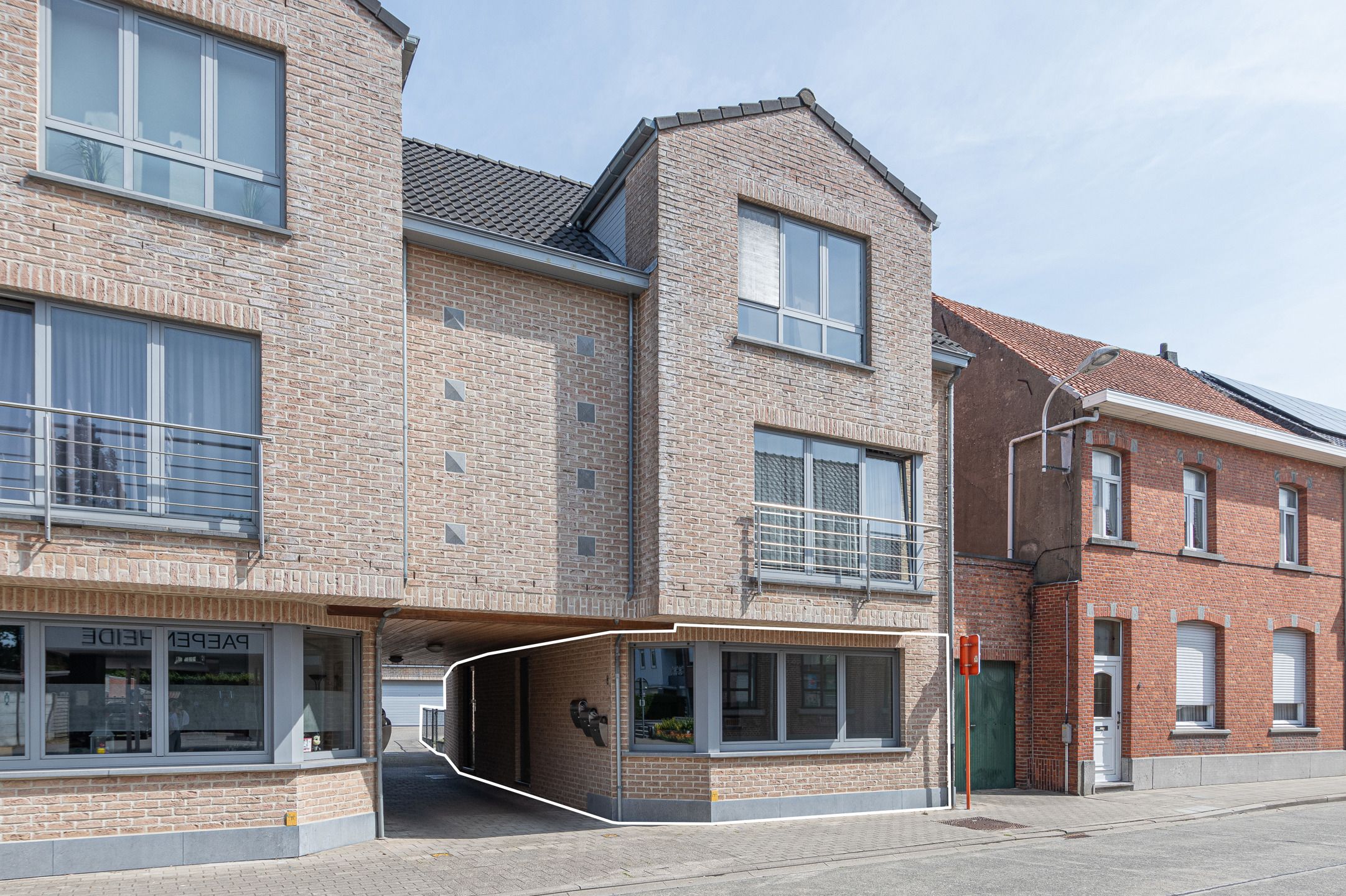 Gelijkvloers appartement met 2 slaapkamers! foto {{pictureIndex}}