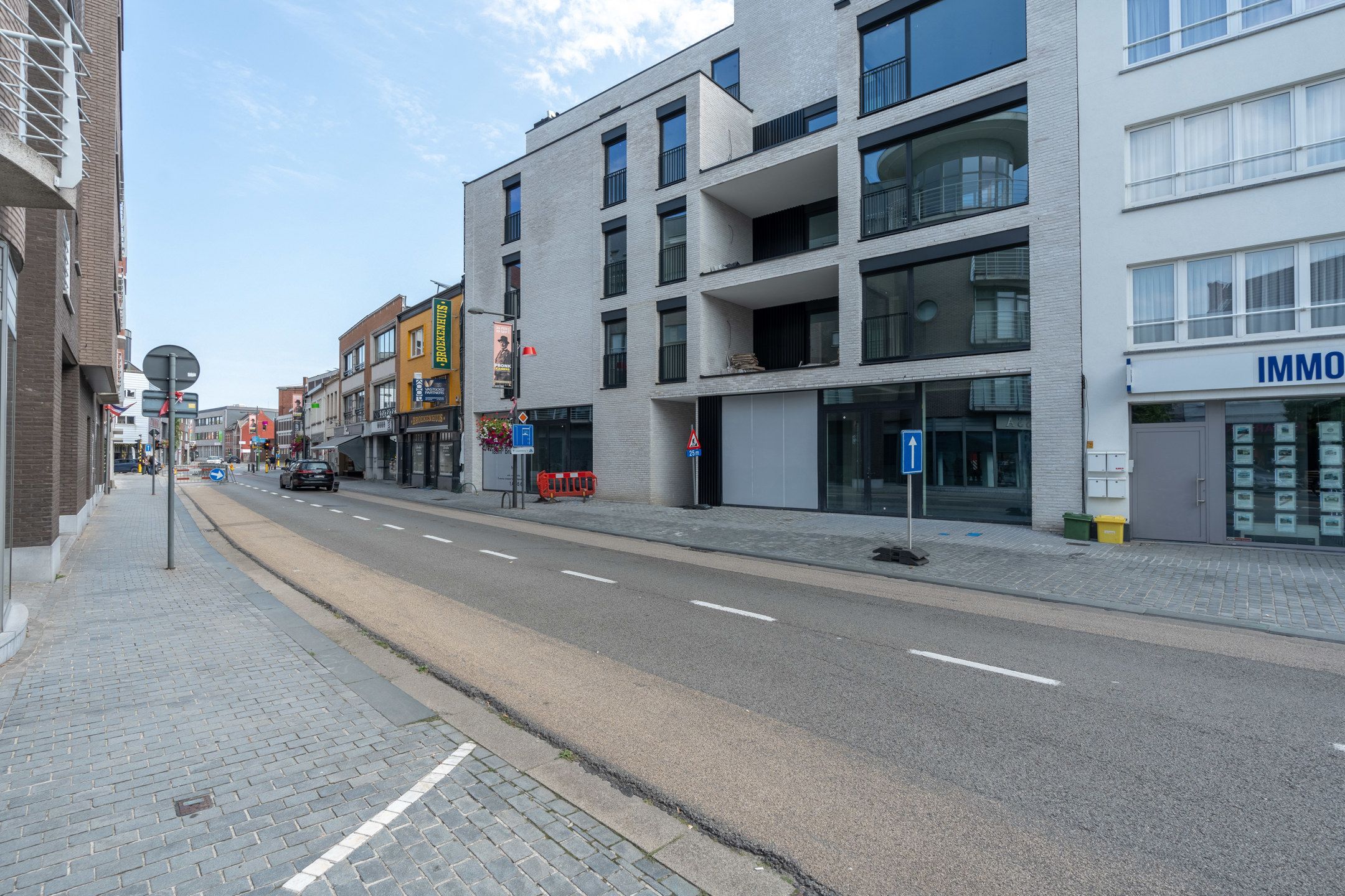 Knap casco handelspand van 184 m² in Residentie "De Voogdij" in het centrum van Mol.  foto 1