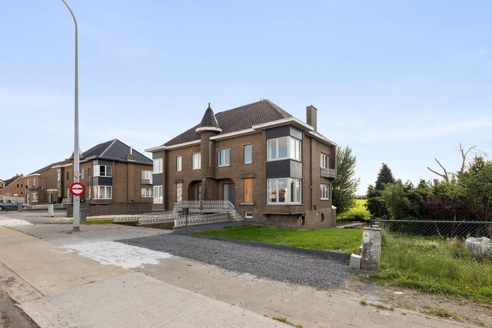 GERENOVEERDE GEZINSWONING MET 3 SLKS IN SINT-TRUIDEN foto {{pictureIndex}}
