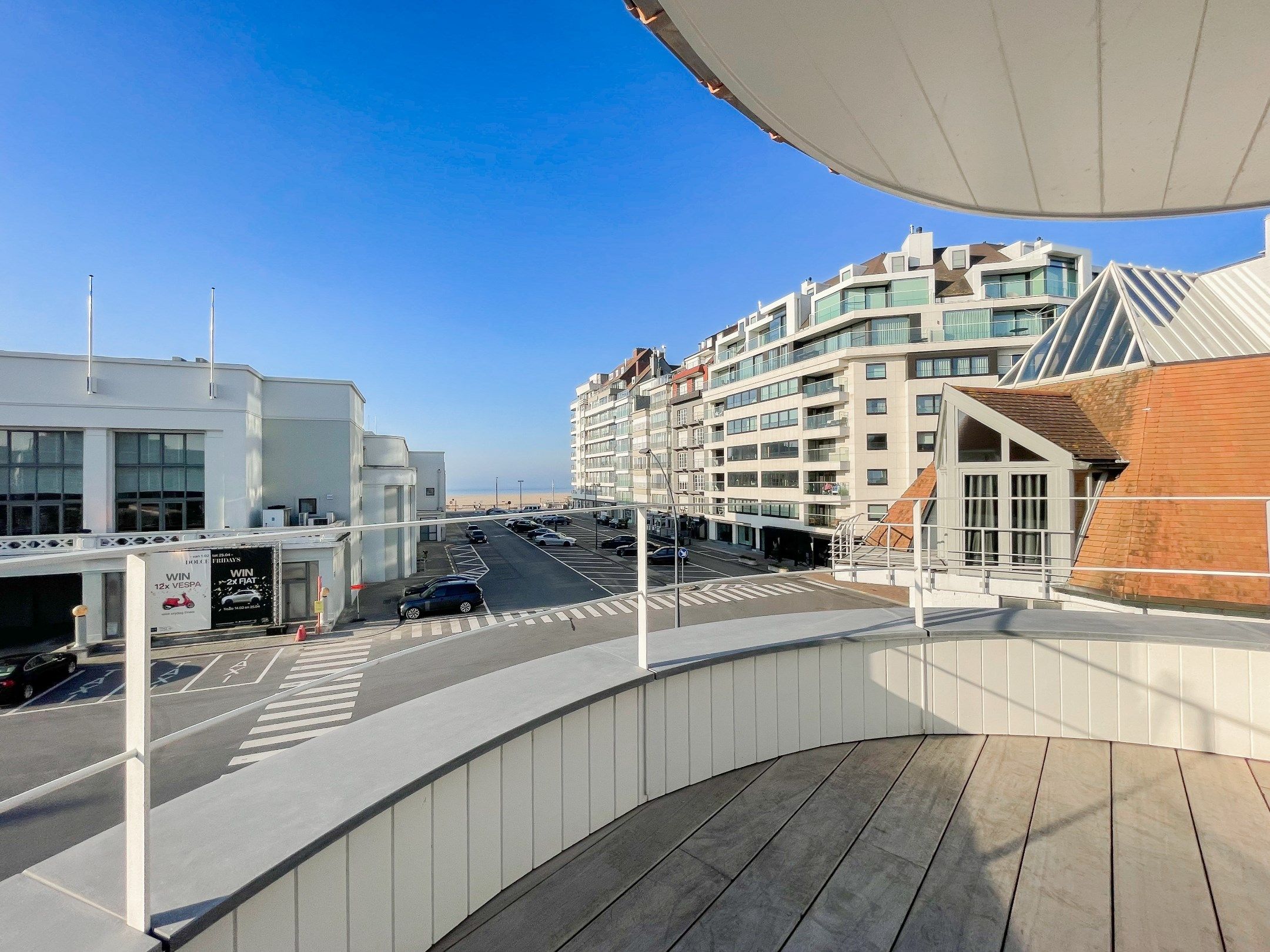 Exclusieve villa: Uitzonderlijk volledig gerenoveerde villa met frontaal zeezicht. foto 40