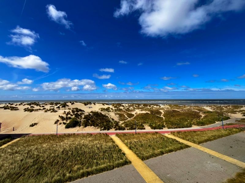 Ruim appartement met frontaal zeezicht en privéparking – Oostduinkerke foto 2