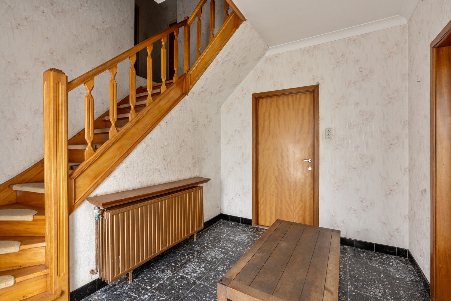 Te renoveren woning met loodsen op rustige locatie! foto 2