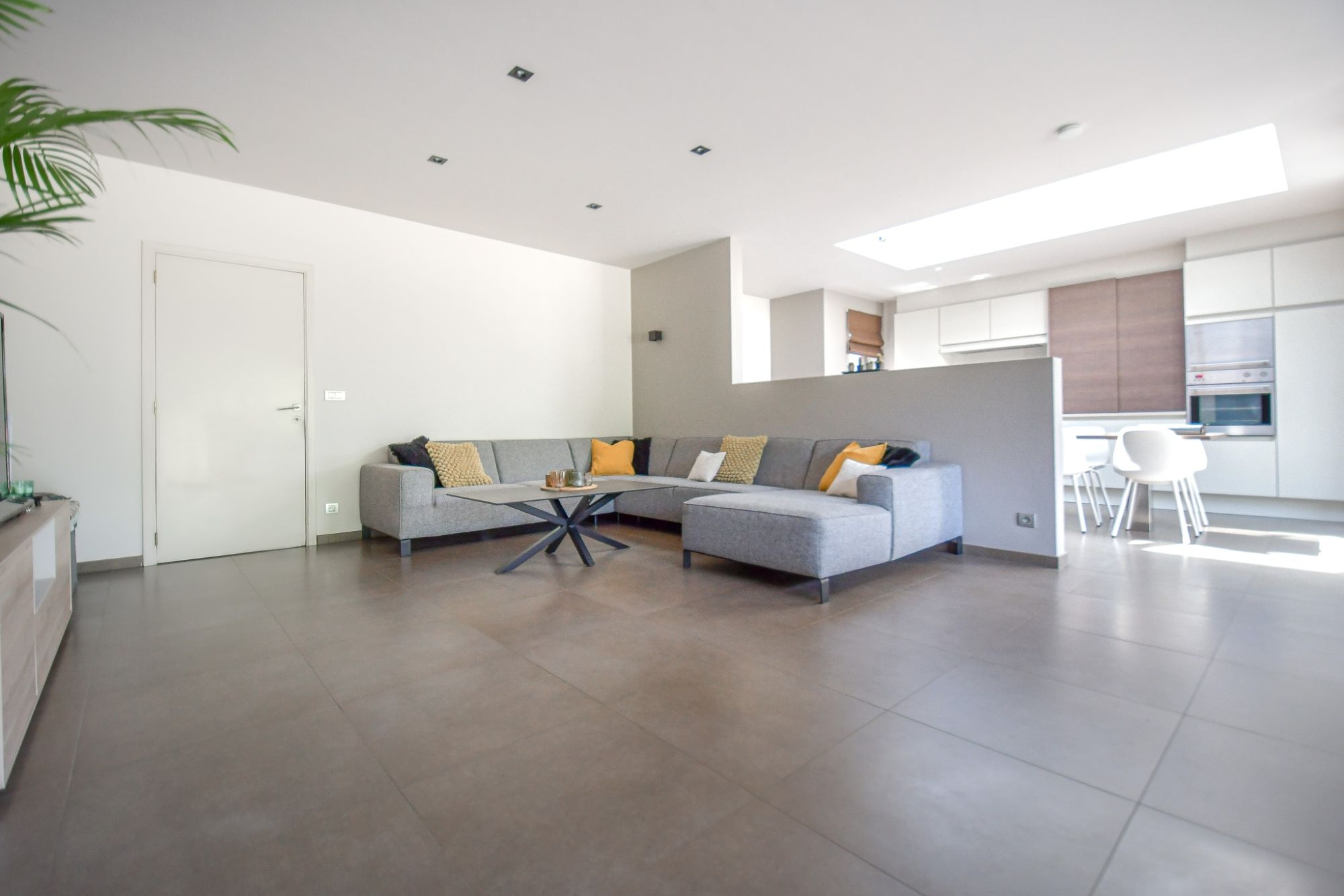 Recent hedendaags ingerichte woning in centrum Knesselare foto 5