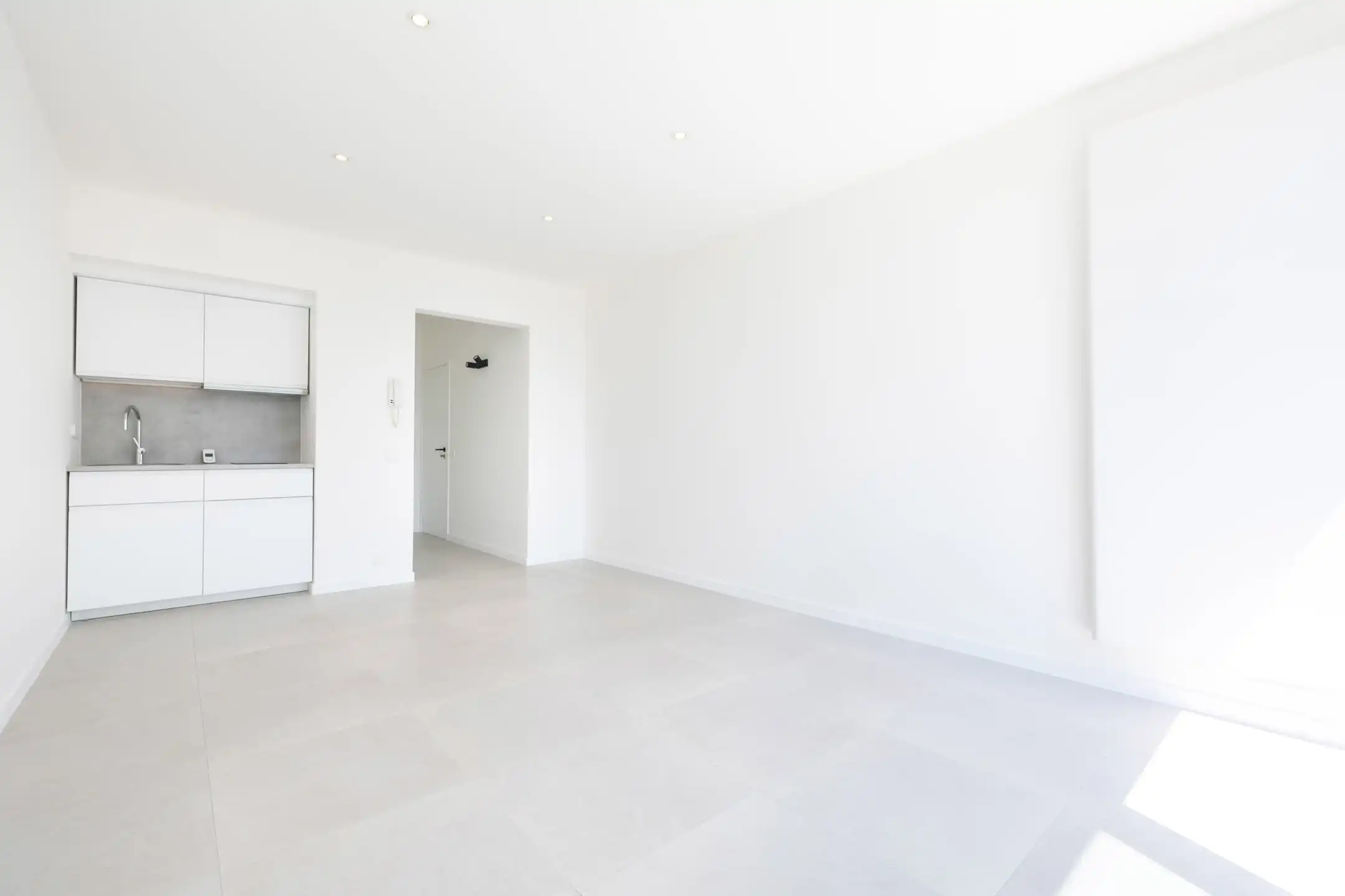 Mooie, zeer lichte studio foto 2