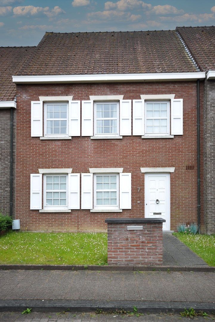 UNIEK GELEGEN WONING MET ZUID GERICHTE TUIN EN GARAGE foto {{pictureIndex}}