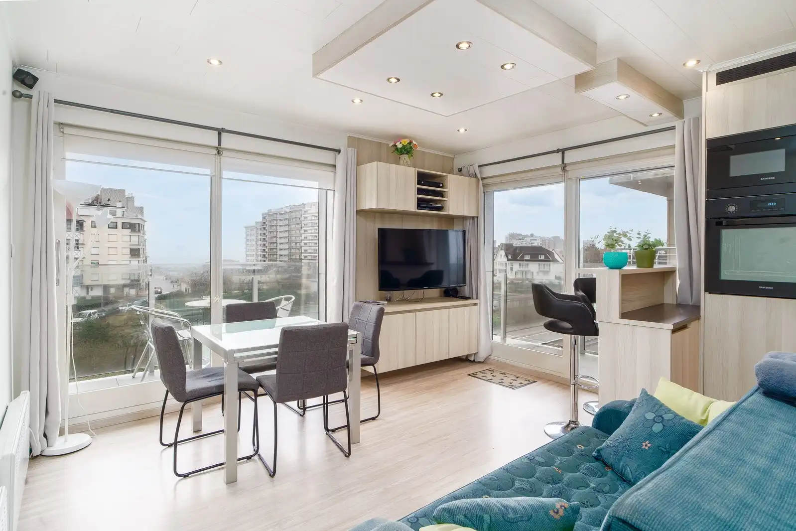 Modern, knus appartement met terras en zeezicht foto {{pictureIndex}}