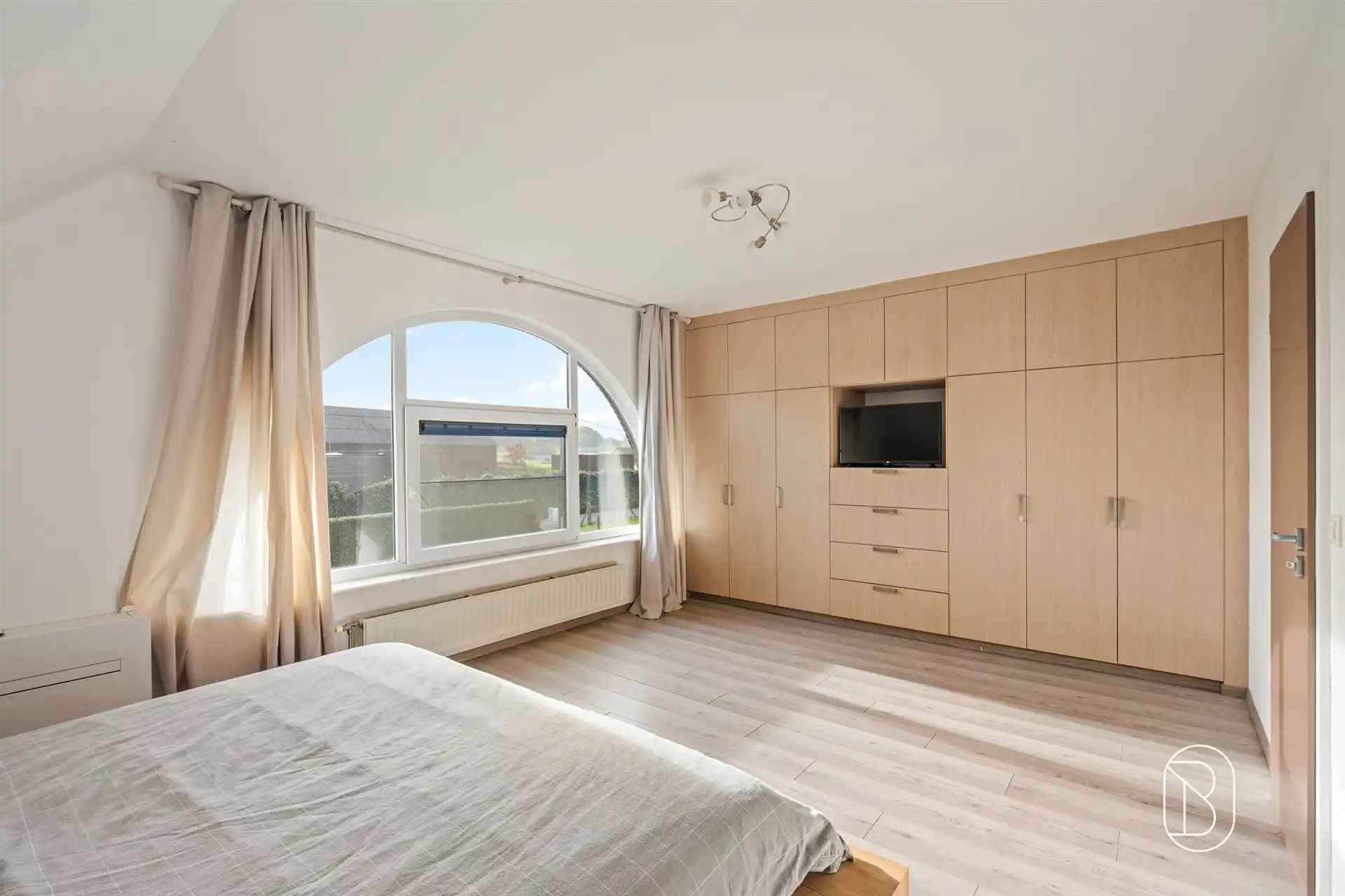 Villa met verwarmd zwembad en 2 garages!  foto 15