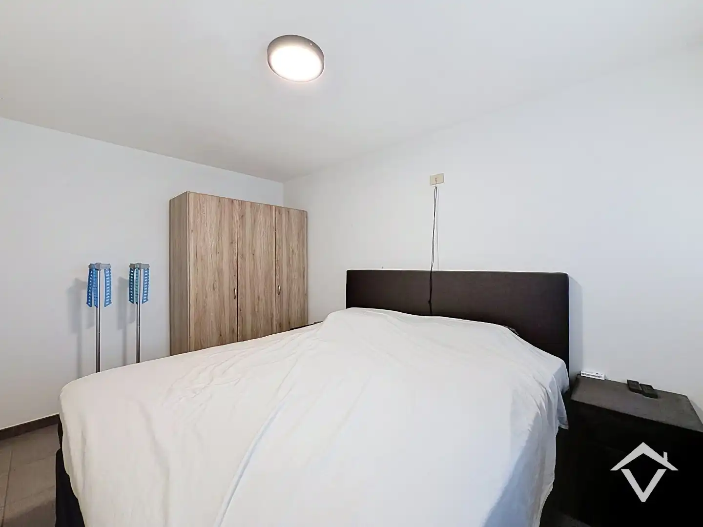 Instapklaar appartement met 2 slaapkamers, 2 terrassen, garage en tuin te Roeselare. foto 15