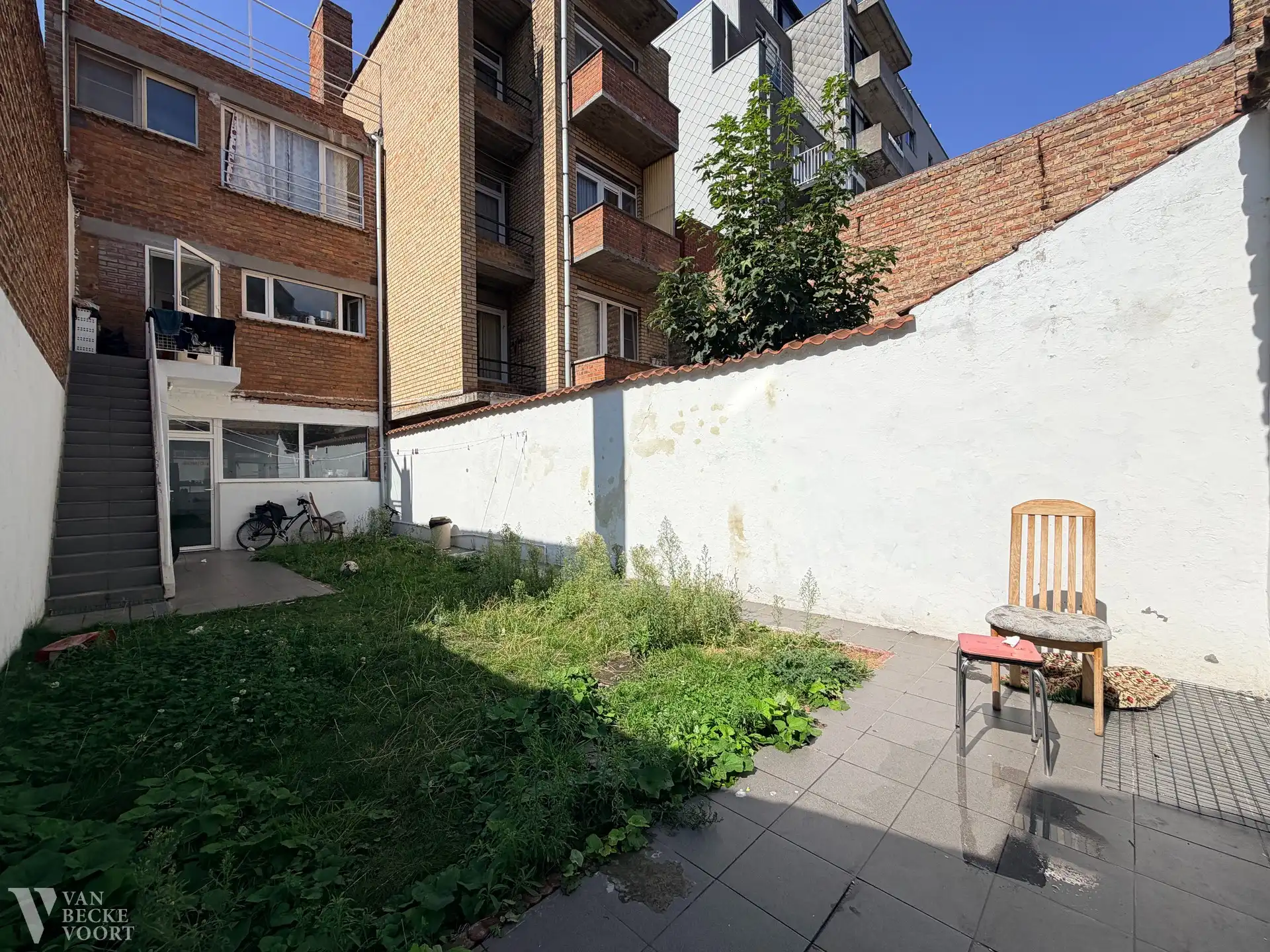 Handelsgelijkvloers met woonst en tuin foto 13