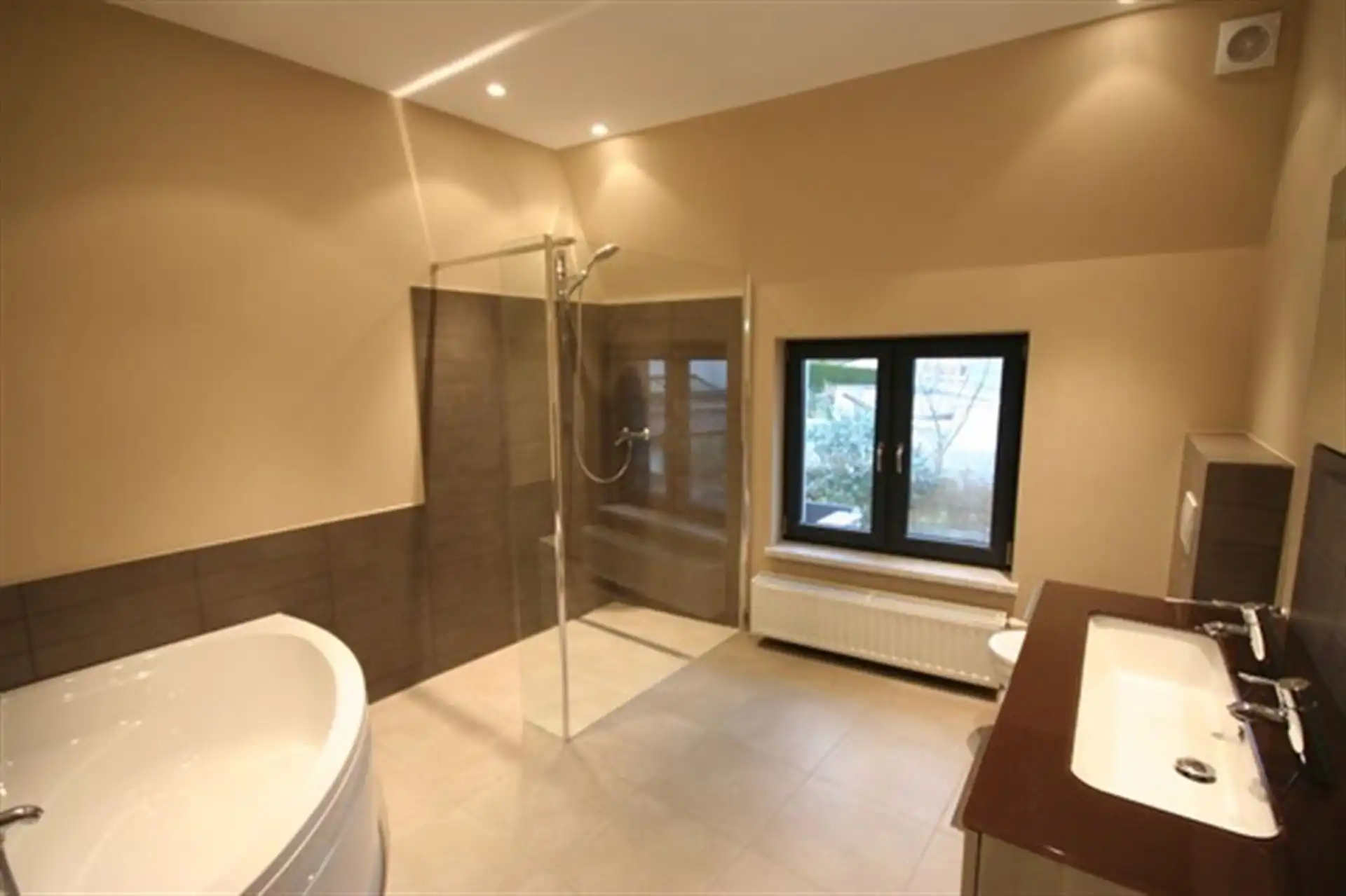 Fijn gelegen en recent gerenoveerde 4 slaapkamer woning foto 10