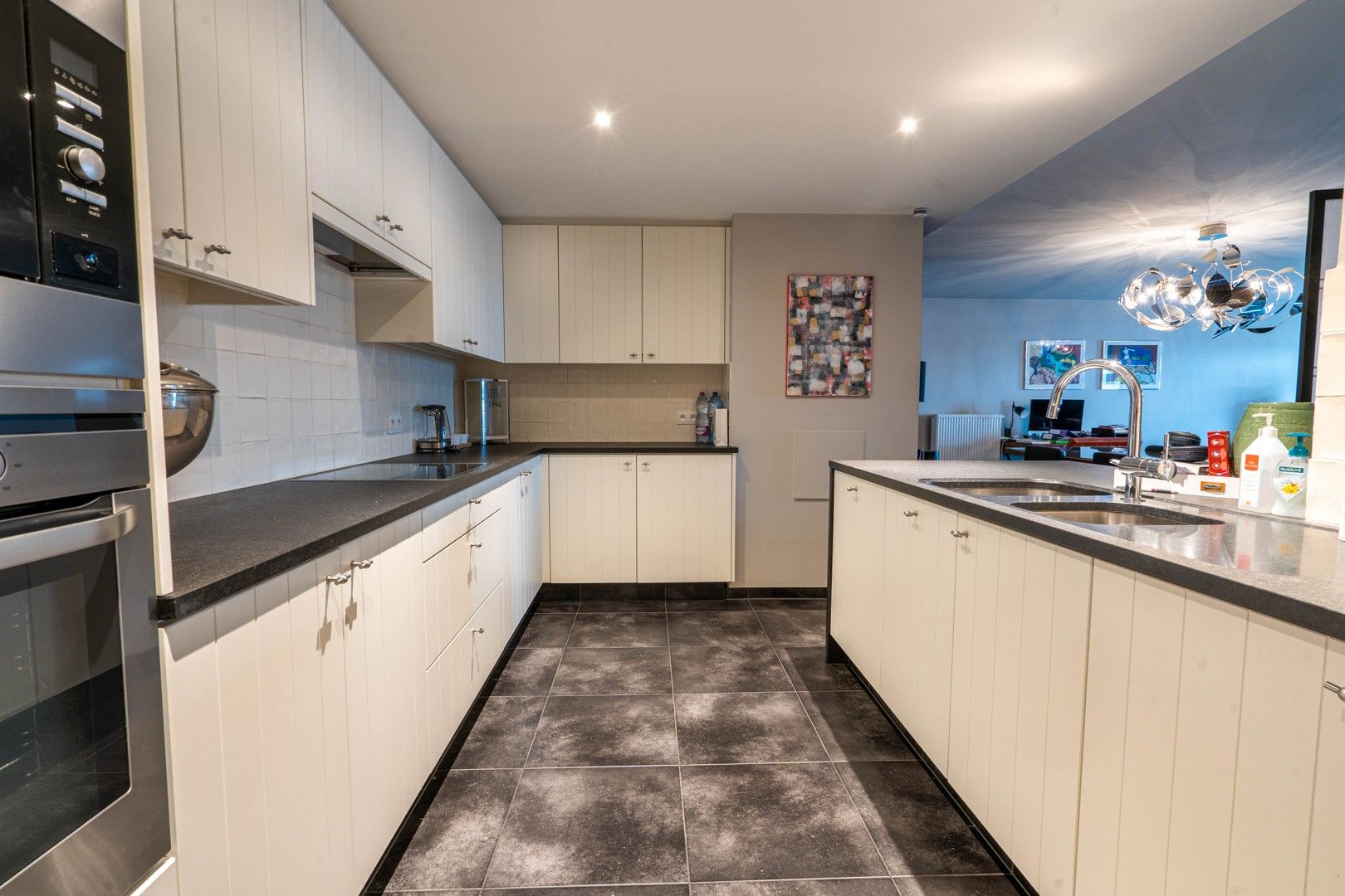 Heel ruim en smaakvol gemeubeld appartement met 3 slaapkamers en tuin foto 4