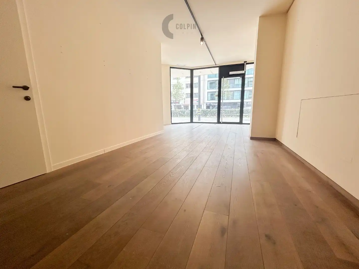 Instapklaar handelspand op topligging in hartje Knokke-Heist, nabij de zeedijk en het Heldenplein. foto 5