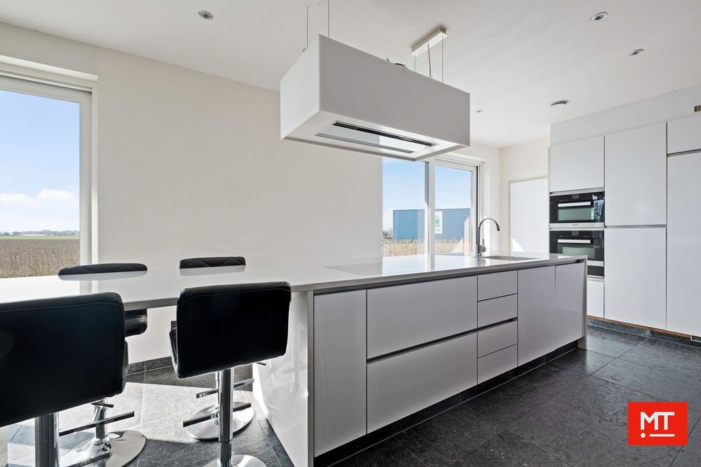 Alleenstaande woning met landelijk verzicht op 3.584 m² te koop in Ledegem foto 5