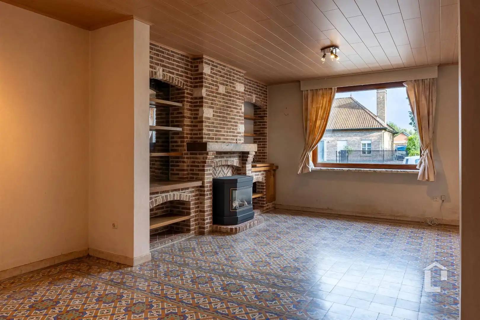 Te renoveren rijwoning met veel potentieel foto 3