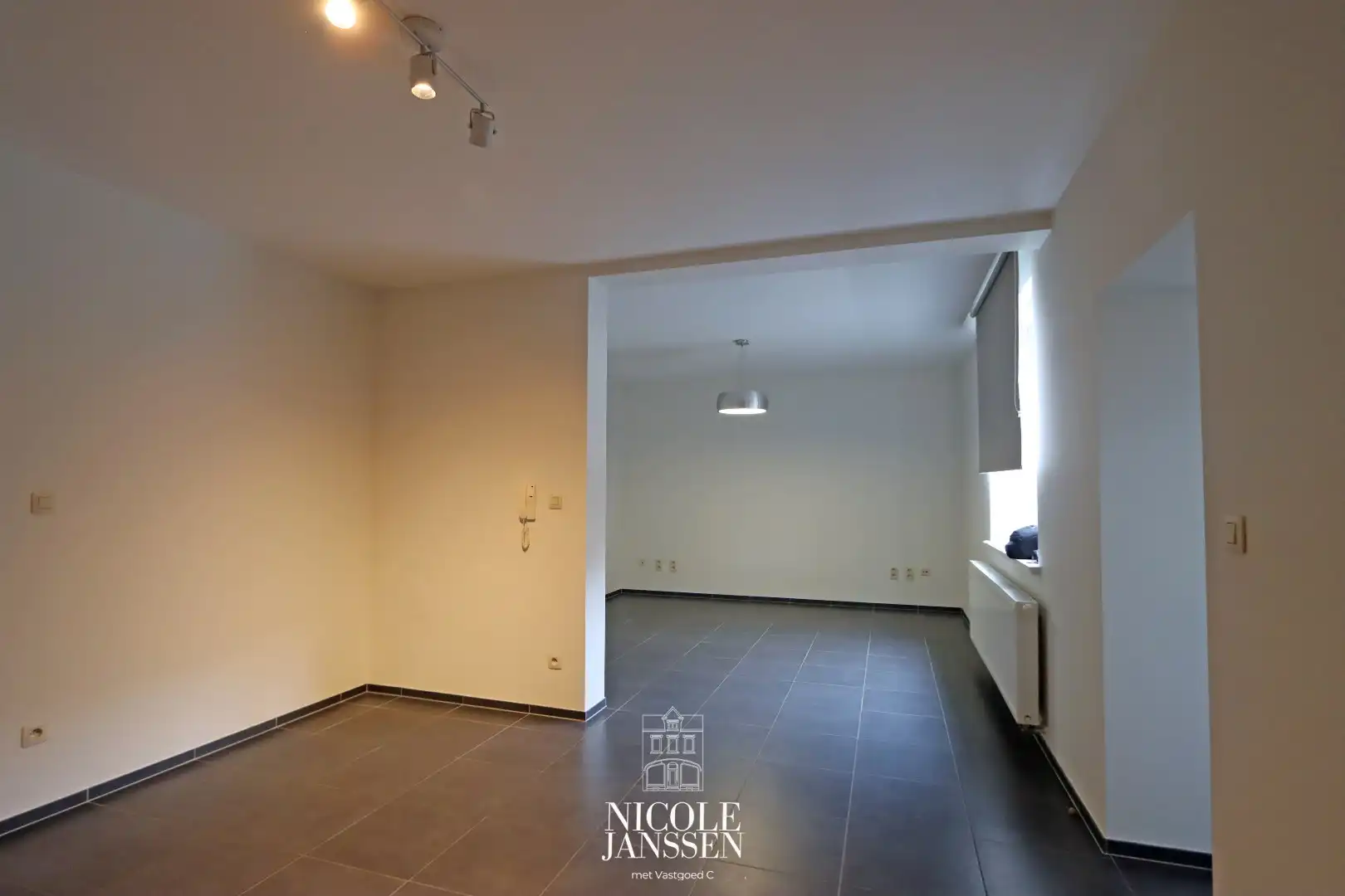 Mooi gerenoveerd gelijkvloers appartement met terras in centrum Bree foto 3