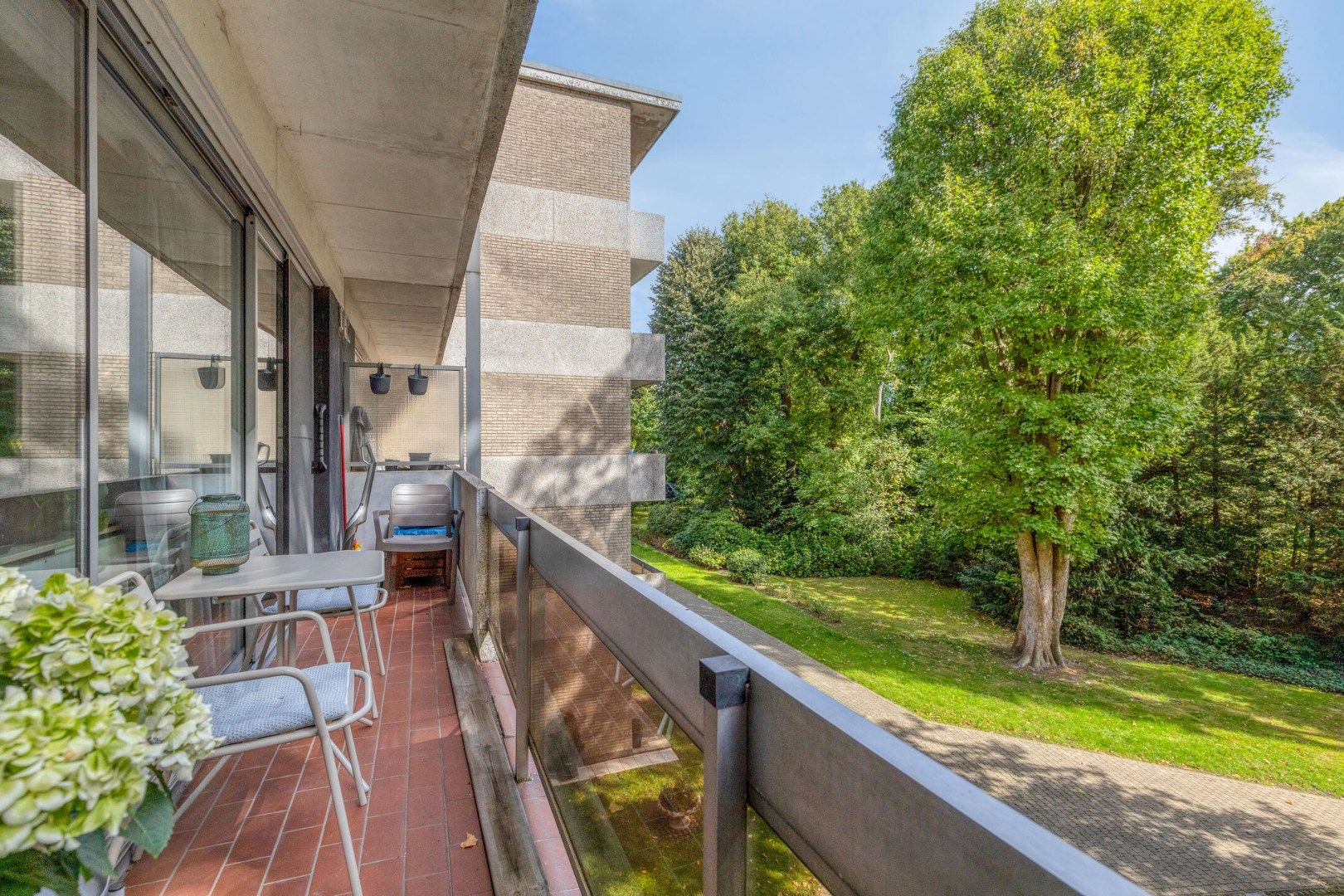 Riant 2-slp appartement met kelder en autostnplts foto 14