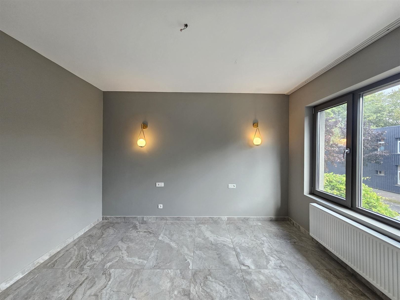 Modern ingerichte woning met optioneel aangrenzende bouwgrond. foto 9