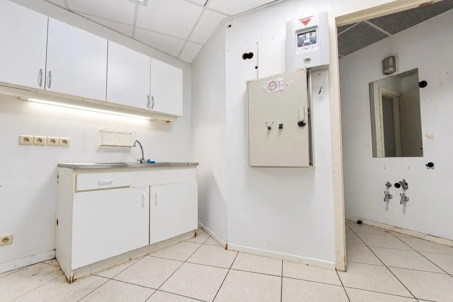 Breed instapklaar handelspand 320 te huur Knokke  foto 9