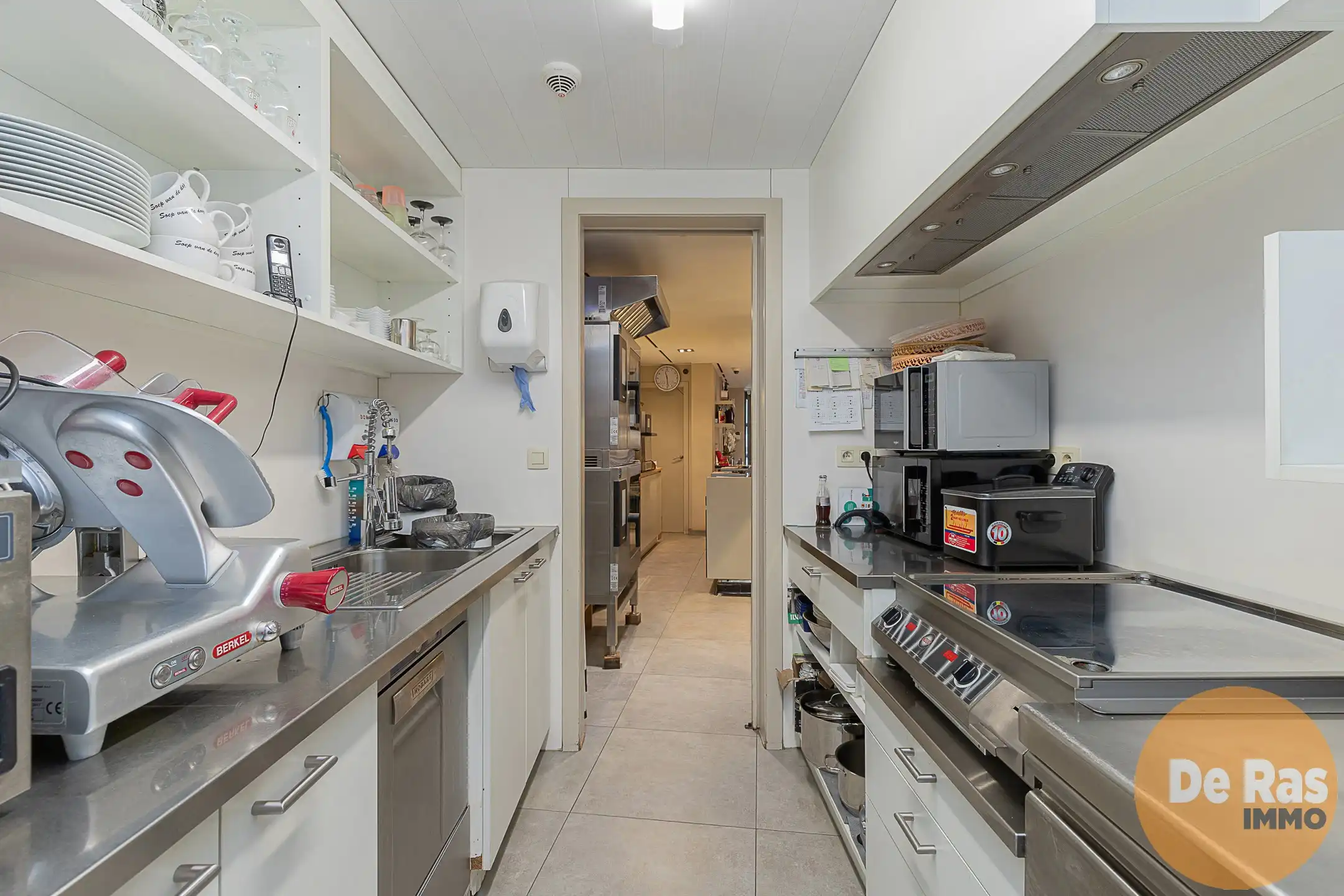 HERZELE – Florerende broodjeszaak op toplocatie met terras foto 6