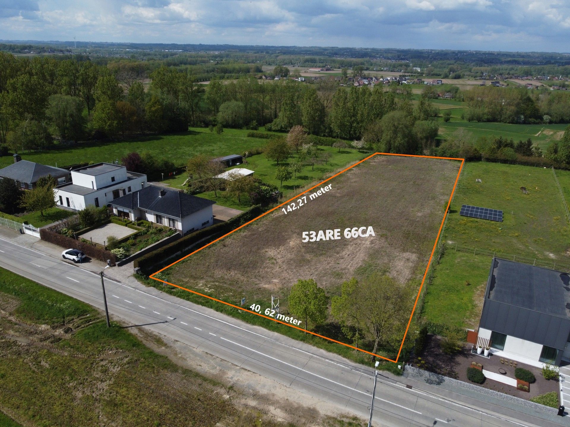 Unieke bouwgrond voor villabouw op een strategische locatie foto {{pictureIndex}}