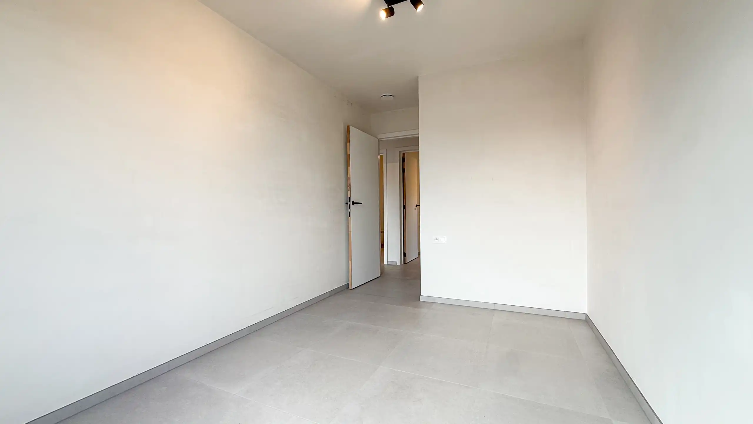 Kwalitatief afgewerkte nieuwbouwwoning op centrale ligging! foto 28