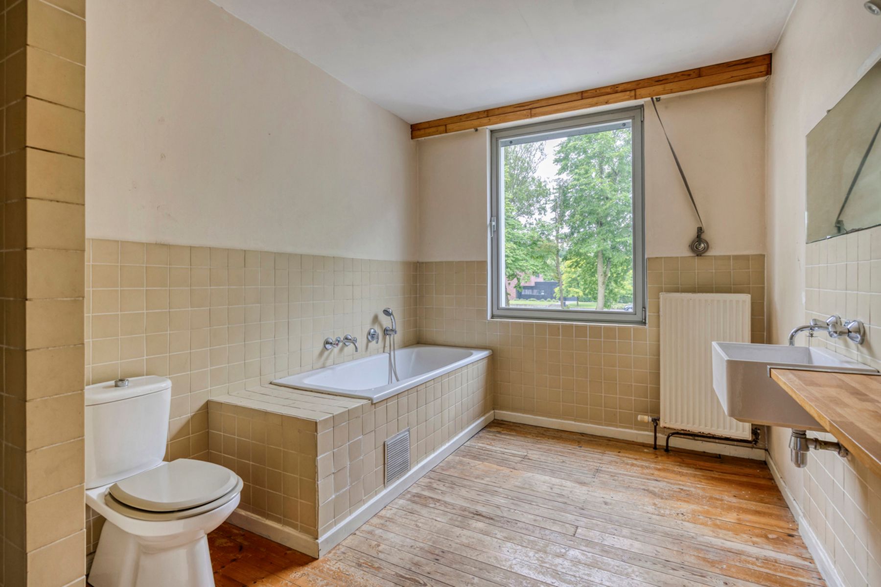 Ruim renovatieproject (226m²) met tuin aan kanaal foto 23
