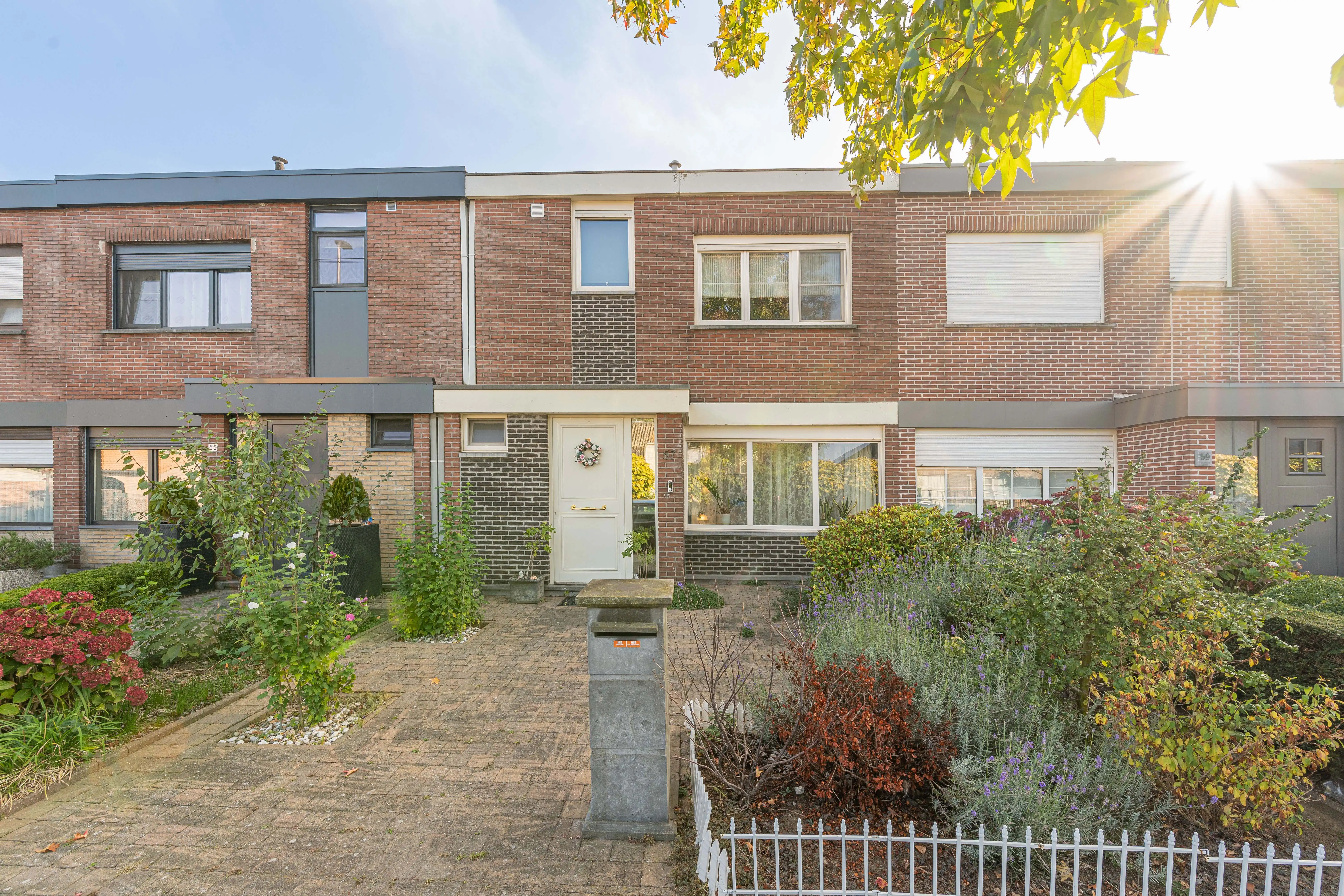 Gezellige instapklare gezinswoning met uitweg foto 2