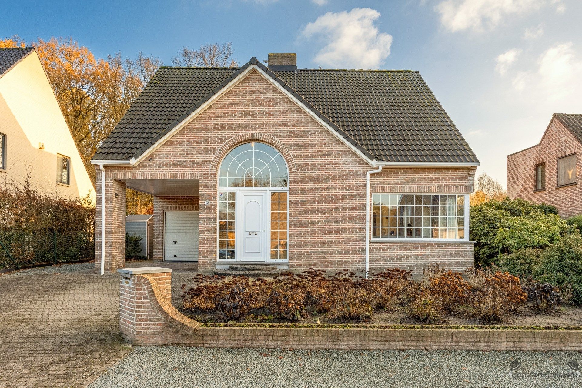 Lichtrijke, top-onderhouden woning in een doodlopende straat in hartje Sint-Job foto {{pictureIndex}}