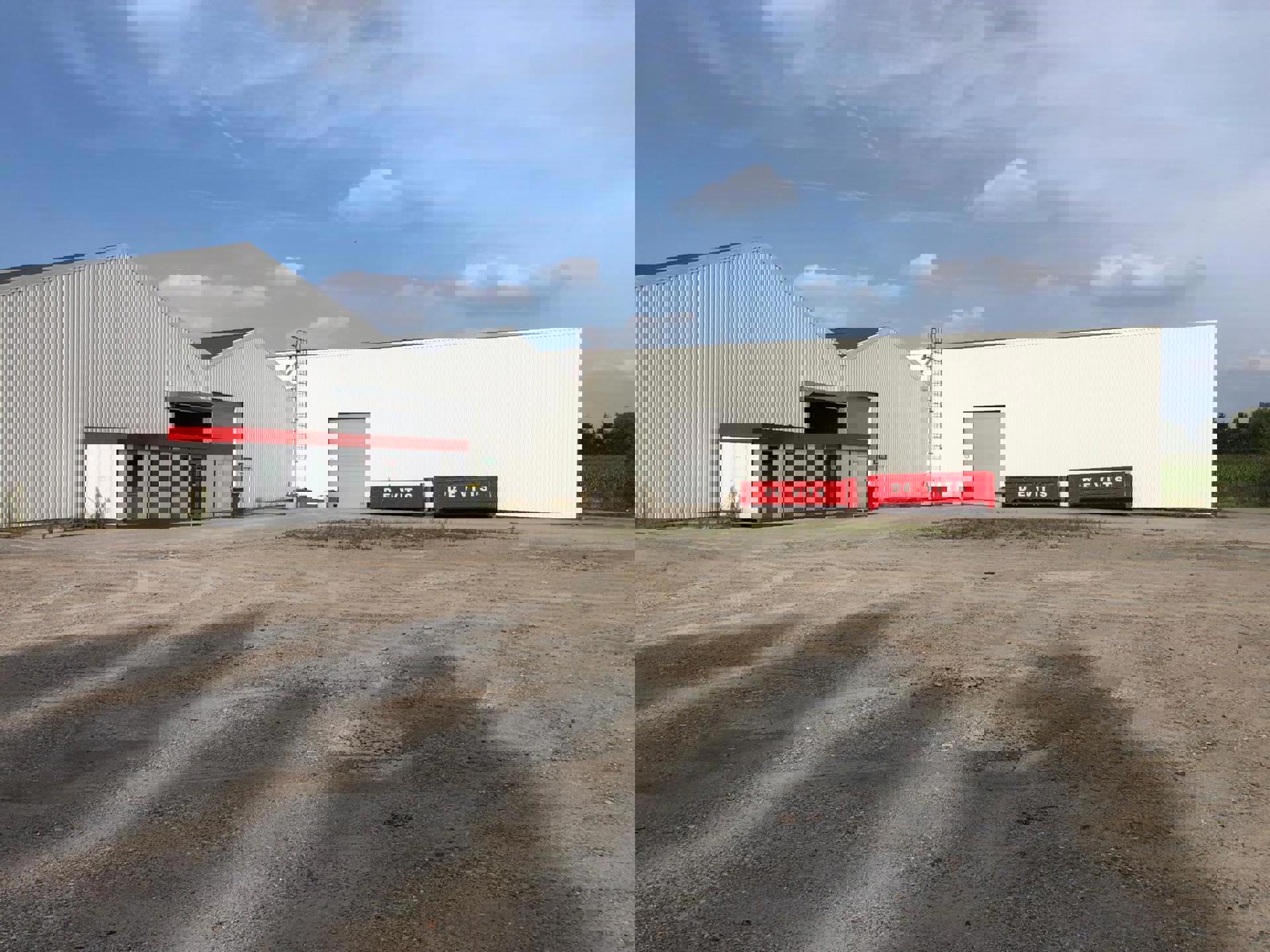 TE HUUR - Centraal gelegen opslagplaats van ca. 5.000 m² met groot buitenterrein foto {{pictureIndex}}