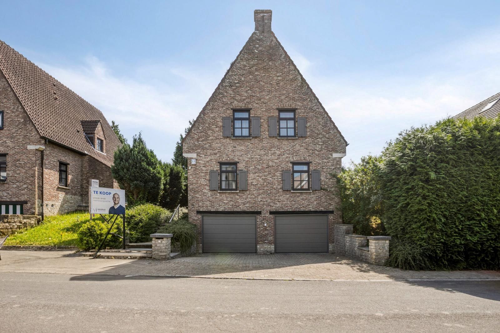 Rustig gelegen open bebouwing met 5 slaapkamers, 3 badkamers, dubbele garage en zonnige tuin in Tervuren – EPC 201 kWh/m² – bewoonbare oppervlakte 339 m² foto {{pictureIndex}}