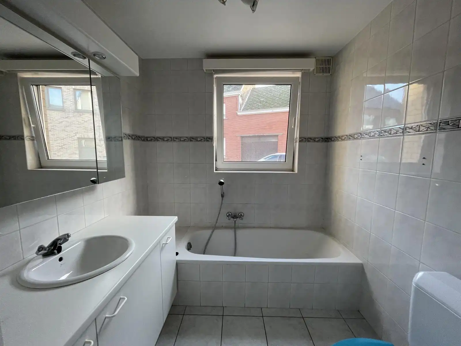 WICHELEN - Ruim appartement mét garage. foto 6