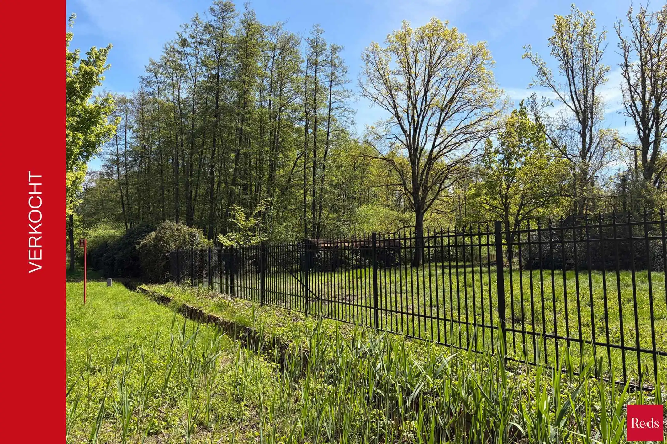 Prachtige bouwgrond met aanpalend natuurgebied op 1,1 ha foto {{pictureIndex}}