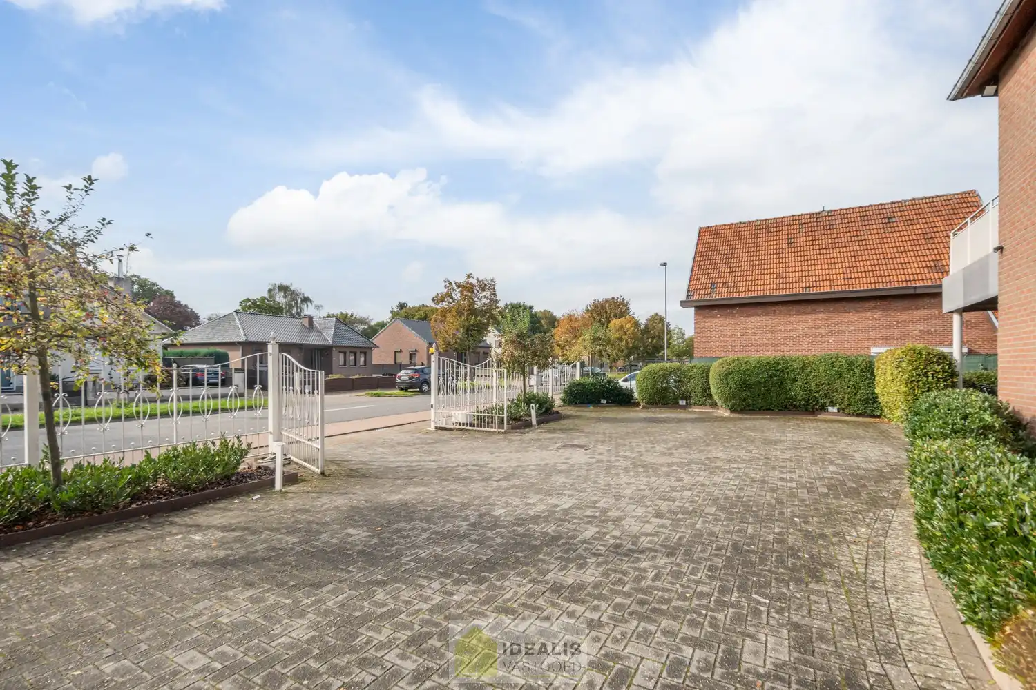 IDEALIS VASTGOED – VOLLEDIG VERGUNDE INVESTERINGSEIGENDOM BESTAANDE UIT 3 APPARTEMENTEN MET ELK MOOIE BUITENRUIMTES EN ELK TWEE PARKEERPLAATSEN OP EEN AFGESLOTEN TERREIN NABIJ HET CENTRUM VAN PEER! – Goed onderhouden investeringseigendom op een toplocatie nabij het centrum van Peer bestaande uit een gelijkvloers appartement, een appartement op de eerste verdieping en een duplex appartement op de eerste en tweede verdieping. Geschikt voor zij die zoeken naar een interessante investering in het centrum van Peer. foto 3